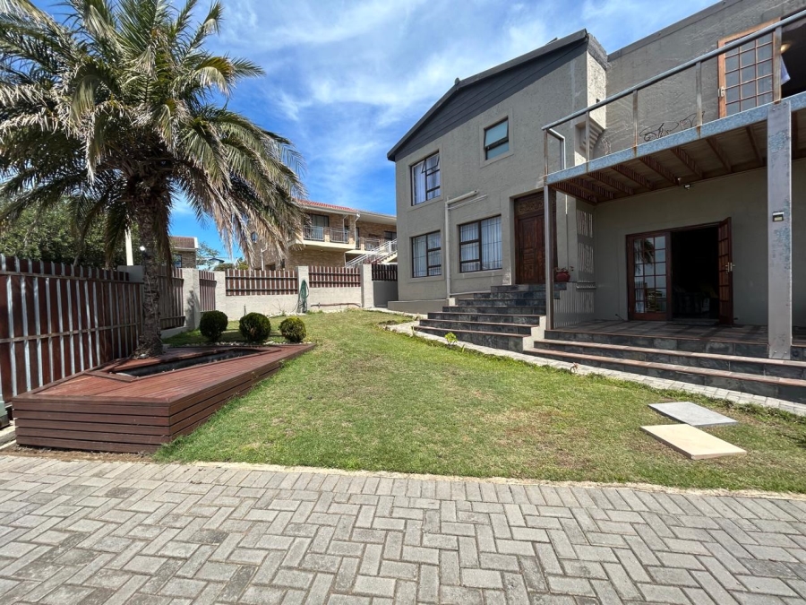 5 Bedroom Property for Sale in Wavecrest Eastern Cape